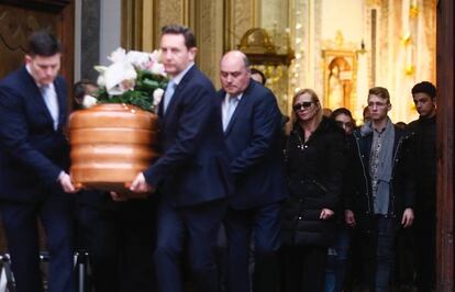 Familiares asisten al funeral de Andrea Carballo, asesinada por su expareja.