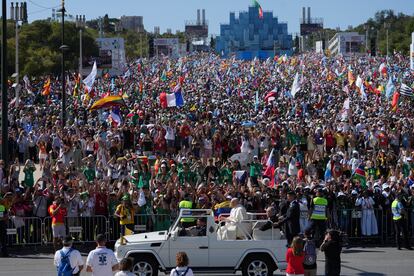 El papa Francisco llega al Parque Eduardo VII para asistir a la ceremonia de acogimiento, para su primer contacto con los peregrinos, el jueves en Lisboa.