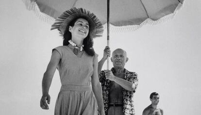 'Françoise Gilot seguida de Picasso, amb para-sol', de Robert Capa (1948), en la qual duu el collaret 'Mussol' fet amb ceràmica, os i pedres.