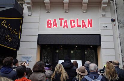 Gente en la puerta de Bataclan, este domingo