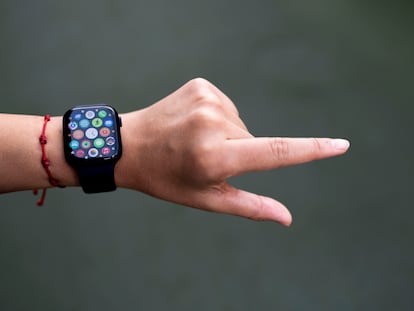 Una persona utiliza la nueva función del Apple Watch Series 9, que permite navegar a golpe de pellizco.