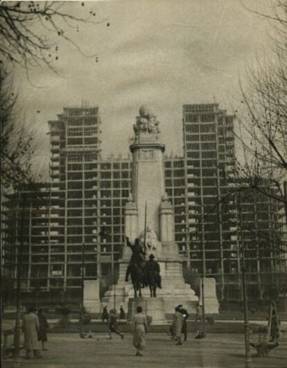 El edificio España de Madrid en construcción en los años cincuenta.