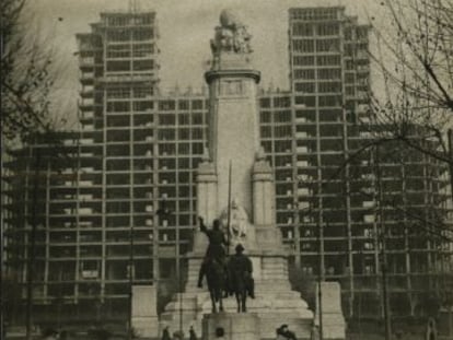 El edificio Espa&ntilde;a de Madrid en construcci&oacute;n en los a&ntilde;os cincuenta. 