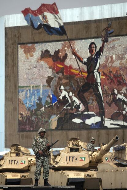 Varios tanques protegen el monumento al soldado desconocido, ayer en El Cairo.