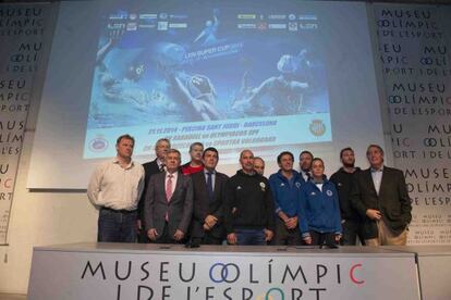 Representantes del Barceloneta, del Sabadell y de la organizaci&oacute;n en la presentaci&oacute;n del trofeo.