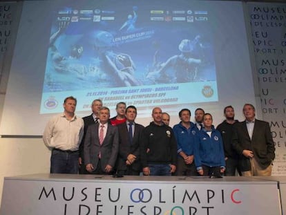 Representantes del Barceloneta, del Sabadell y de la organizaci&oacute;n en la presentaci&oacute;n del trofeo.