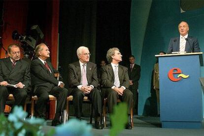 El Rey pronuncia su discurso ante Víctor García de la Concha, Cesar Antonio Molina, Carlos Fuentes y Héctor Tizón.