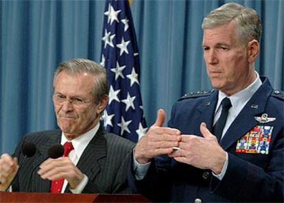 Donald Rumsfeld y el general Richard Myers, ayer durante una conferencia de prensa.