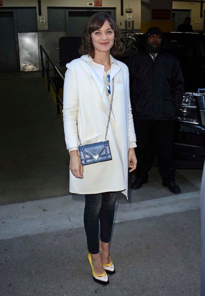 Pantalones pitillo, abrigo blanco, minibolso y zapatos de Dior. Así se dejaba ver Marion Cotillard por Nueva York el pasado lunes.