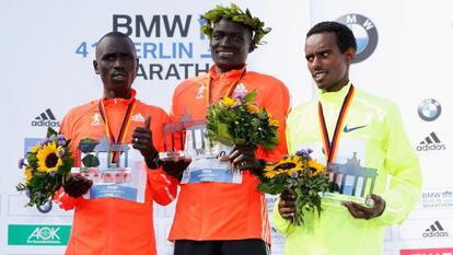 Kimetto, Mutai (izquierda) y Kuma (derecha) en el podio de Berlín.