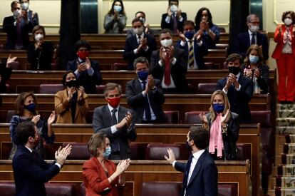El líder del PP, Pablo Casado, es ovacionado por los miembros de su grupo parlamentario tras su intervención.