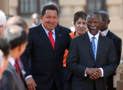 Chávez (izquierda) y Mbeki
