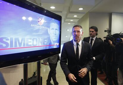 Cuatro días después de anunciarse su fichaje, Simeone fue presentado en el Vicente Calderón en medio de una gran expectación. Su corte de pelo a lo marine anunciaba lo que venía. Entrenamientos muy exigentes en los que repetía “no hay dolor”. Prometió devolverle al Atlético su identidad: “el esfuerzo no se negocia, contragolpe y ser un equipo incómodo”