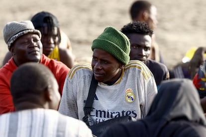 Un grupo de migrantes permanecen en la playa de Las Burras tras llegar en una patera este viernes a Gran Canaria. 