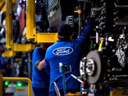 Trabajadores en una línea de ensamblaje de Ford en Almussafes.