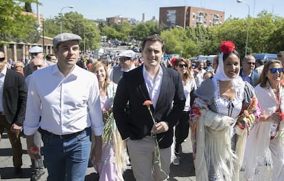 Ignacio Aguado, Albert Rivera y Begoña Villacis en la Pradera de San Isidro. 