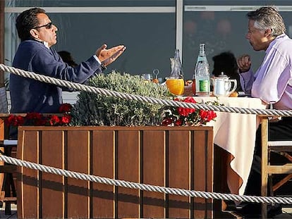 Nicolas Sarkozy, ministro francés de Interior (izquierda), en un desayuno  con el primer ministro, Dominique de Villepin, antes de comenzar un acto de su partido el 3 de septiembre de 2005.