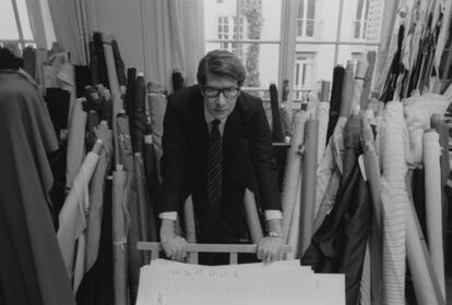 El diseñador frnacés Yves Saint Laurent, en su estudio en París en 1982