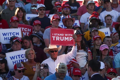 Seguidores de Trump durante el mitin con carteles que rezan: "Caza de brujas" y "Yo estoy con Trump".