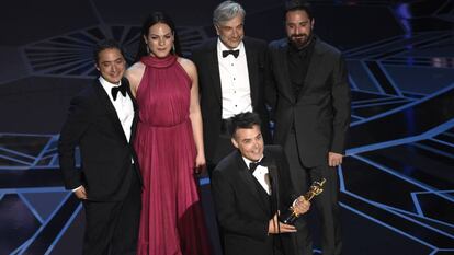 Sebastián Lelio com o Oscar. Atrás, a partir da esquerda, Juan de Dios Larraín, Daniela Vega, Francisco Reyes e Pablo Larraín