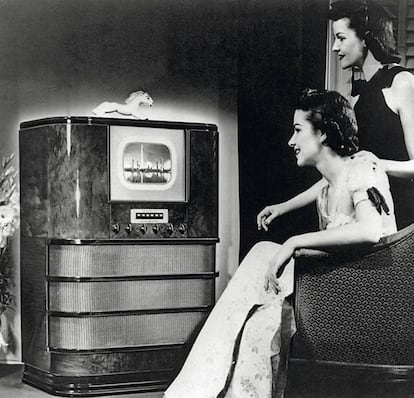 Dos mujeres estadounidenses, ante un receptor de señal televisiva de 1939.