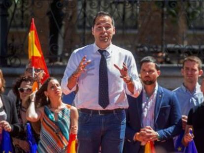 El rechazo de Aguado a un pacto autonómico con el PSOE subraya su apuesta por ocupar el espacio del PP, pero derechiza a la formación y limita sus pactos, según una minoría de fundadores y afiliados críticos