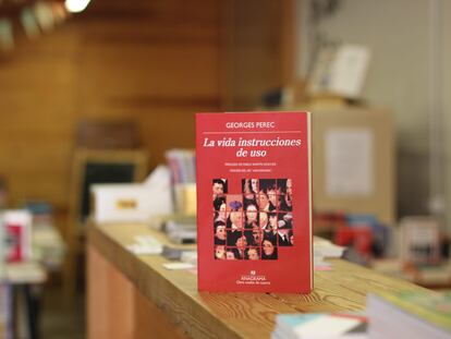 El ejemplar de 'La vida instrucciones de uso' de Georges Perec en la librería Calders de Barcelona, horas antes de ser entregado a un cliente aleatorio.