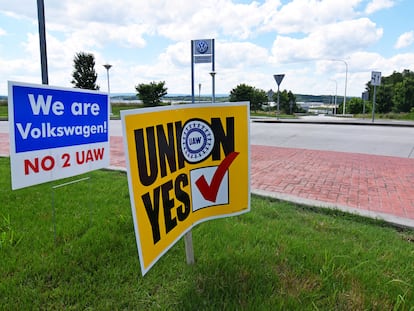 Un cartel que llama a sindicarse a los trabajadores de la planta estadounidense de Volkswagen.