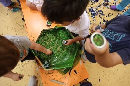 Alumnos en la Escuela Infantil municipal Valdelaparra, en Alcobendas. 