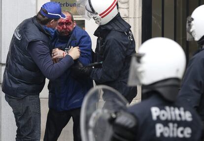 Fuentes de seguridad de la embajada decidieron cerrar el complejo de edificios y no dejar salir temporalmente a la gente que se encontraba en el interior, según ha podido comprobar Efe. En la imagen, un manifestante herido es atendido por la policía, 4 de abril de 2014.