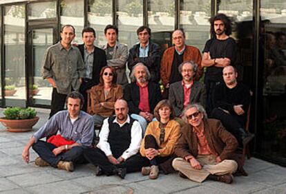 Miembros del Consejo de DAMA, fotografiados en 1999. De atrás hacia delante y de izquierda a derecha, Curro Royo, Carlos López, José Ángel Esteban, Agustín Díaz Yanes, Manuel Matji, Fernando León, Gracia Querejeta, Montxo Armendáriz, Emilio Martínez Lázaro, Joaquín Górriz, Mariano Barroso, Vicente Mora, Azucena Rodríguez y Jaime Chávarri.