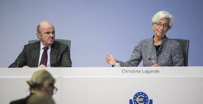 La presidenta del BCE, Chrisitne Lagarde, y el vicepresidente Luis de Guindos en una rueda de prensa en marzo de 2020 en Fráncfort.