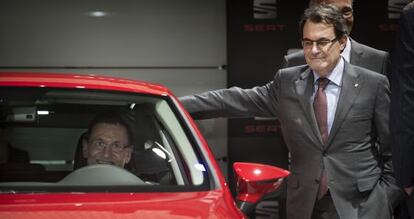 Mas y Rajoy (dentro del coche), el viernes pasado en Barcelona.