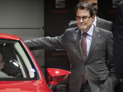 Mas y Rajoy (dentro del coche), el viernes pasado en Barcelona. 