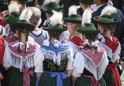 Un grupo de niñas en trajes tradicionales participan en una procesión en Berchtesgaden (Alemania).