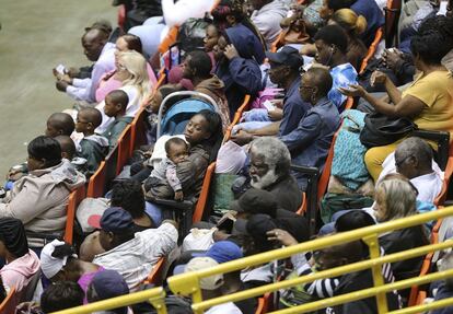 Centenas de residentes locais são evacuados para um centro cívico de Savannah (Geórgia).