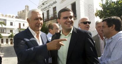 Javier Arenas y el elcalde de Vejer, Jos&eacute; Ortiz, en 2011.