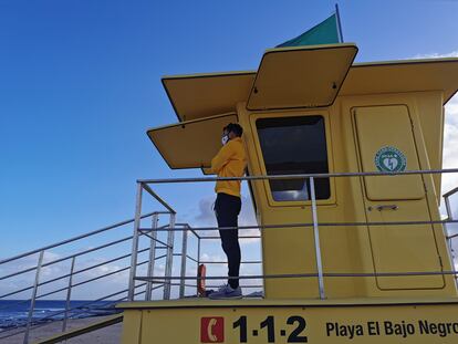 Adrián, socorrista de las playas de Corralejo