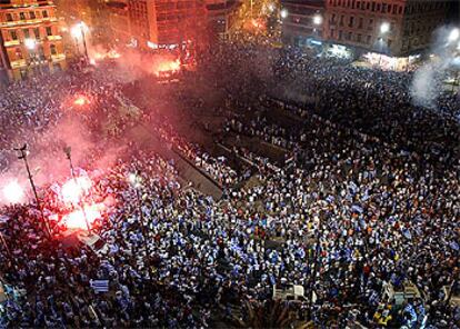 "¡Hellas, Hellas!". La imagen de la ateniense plaza Amonia es el ejemplo de la explosión nacionalista que ha vivido Grecia. Los congregados cantaron su himno y ondearon las banderas griegas. Un país pequeño y con historial inexistente en las grandes competiciones se hace con el torneo continental de selecciones.