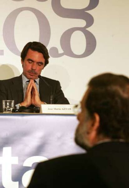 José María Aznar y Mariano Rajoy, durante la presentación.
