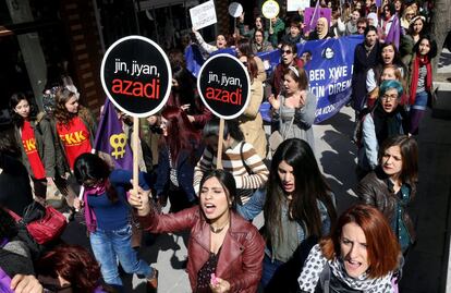 Mujeres turcas sostienen pancartas con el lema "Mujer, vida, libertad" este domingo durante las celebraciones por el Día Internacional de la Mujer, que se conmemora el 8 de marzo.