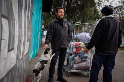Paulo Egenau en una conversación con un trabajador en las afueras del Hogar de Cristo en la comuna de Estación Central.