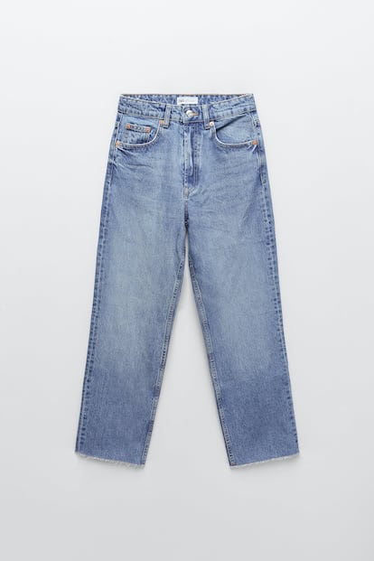 La temporada que entra no solo nos trae pantalones anchos y de cintura ancha en lino o algodón sino también en su versión denim, como estos de Zara que cuestan 25,95€.