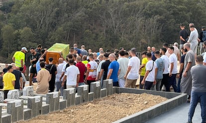 Entierro en el cementerio musulmán de Sidi Embarek de Ceuta junto a las tumbas de los migrantes.
