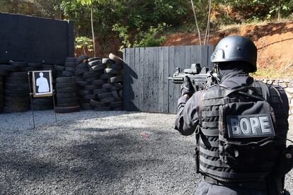 Policial durante treinamento de combate ao terrorismo.