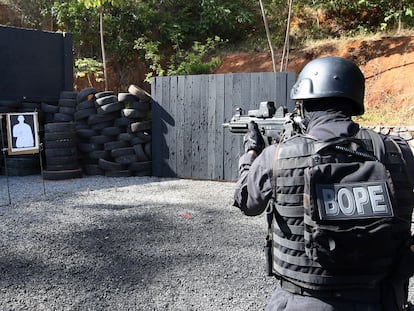 Policial durante treinamento de combate ao terrorismo.