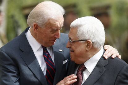 El vicepresidente estadounidense, Joe Biden, saluda al presidente palestino, Mahmud Abbas, en Ramala.