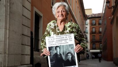 Ascensión Mendieta, hija de fusilado, sujeta el cartel con la foto de sus padres que lleva a todas las manifestaciones por la memoria histórica.