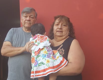 Patricia Cabrera y Julio, uno de los matrimonios en el programa de Hogares de Belén, posa junto al bebé que tienen en acogida temporal.