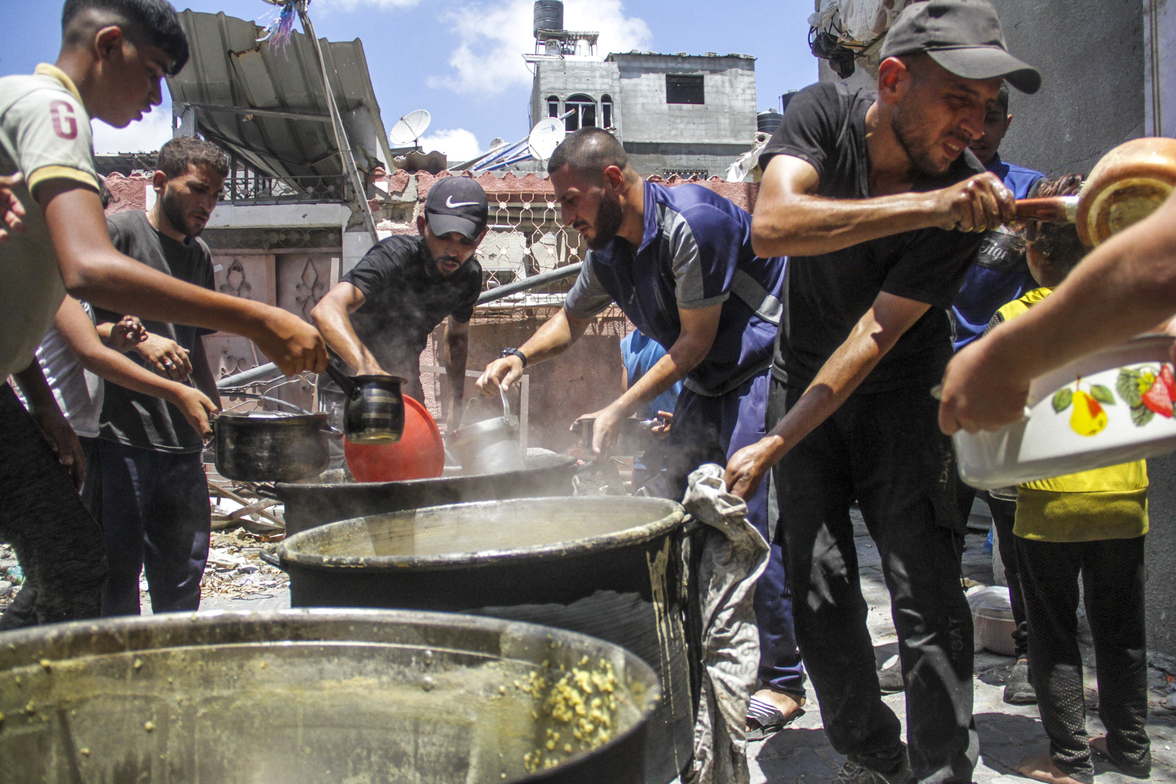 Guerra entre Israel y Gaza, en directo | Los habitantes de Jan Yunis regresan lentamente a sus barrios tras la aparente retirada de los tanques israelíes 